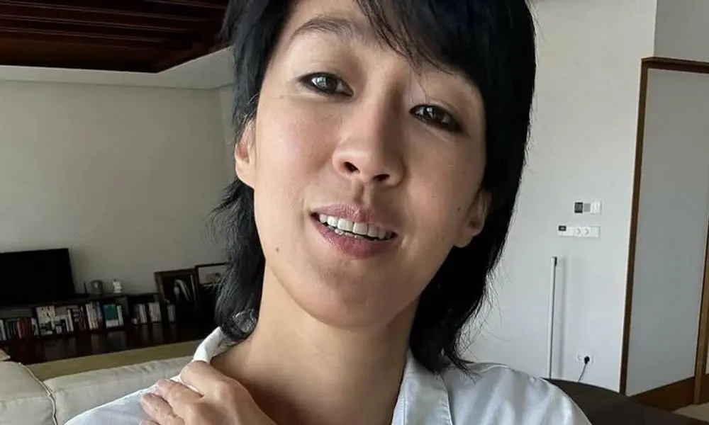 洪真庆介绍自己经营的泡菜品牌与事业成绩的画面