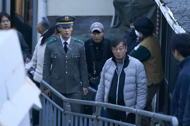玄彬与郑雨盛首次对戏场面的幕后照，以及禹棹焕与导演禹民镐专注讨论角色走向的瞬间