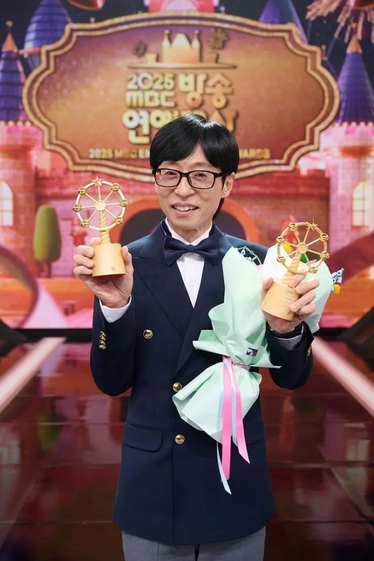 刘在锡在2025 MBC 放送演艺大赏领奖现场照,象征个人第21个大赏与在MBC的第9次大赏纪录