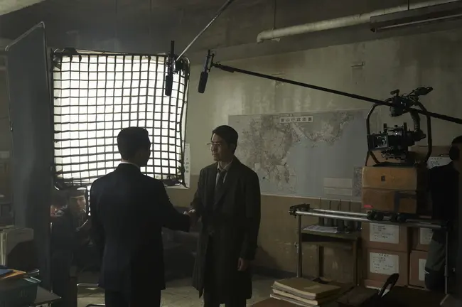 郑雨盛和禹棹焕在《Made In Korea》追击戏间隙与剧组共享轻松气氛的幕后画面