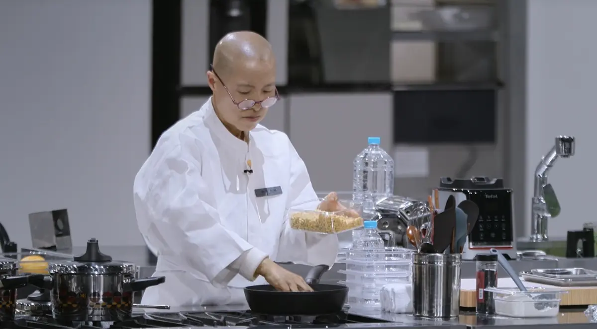 善才法师在《흑백요리사2》第3集中安静制作寺院料理