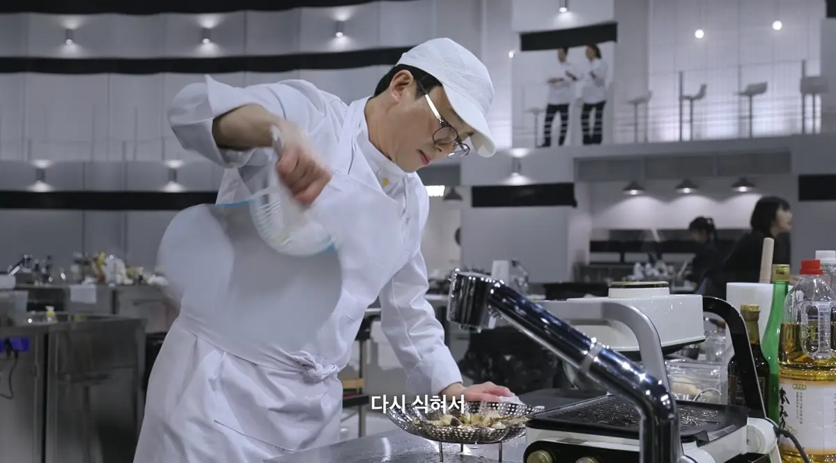 崔江禄在《흑백요리사2》第2集中认真准备料理的画面