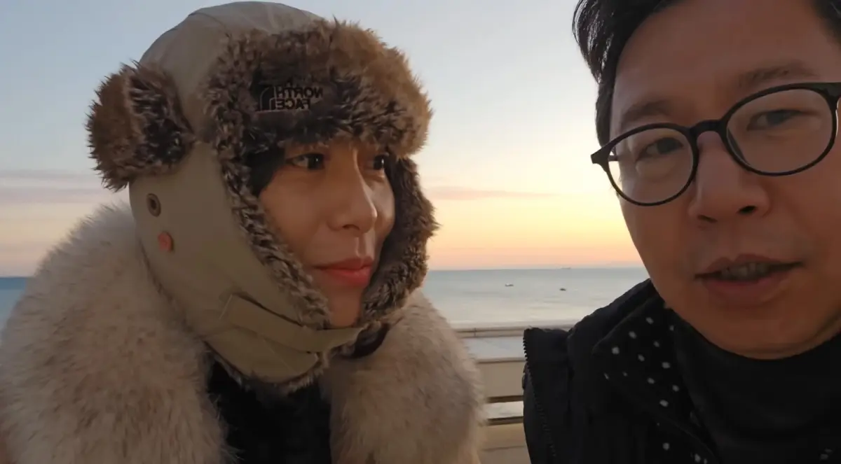 沈贤燮与郑英琳夫妻在艮绝串拍摄新年问候视频，清晨驱车前往看日出场景