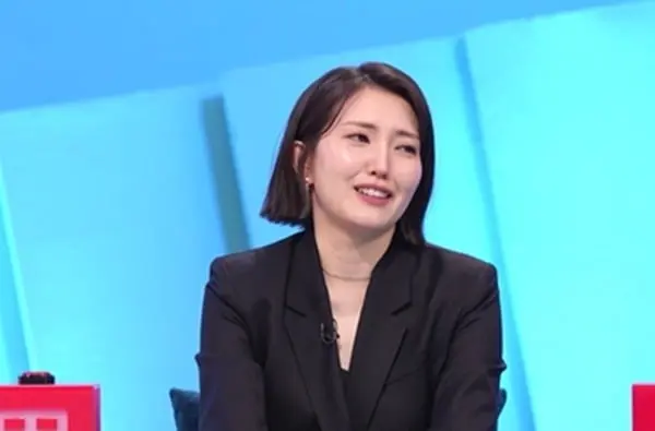 《社长的耳朵是驴耳朵》中WOWSAN RECORD艺人与金允珠一起看向Media Lab Siso大楼的画面