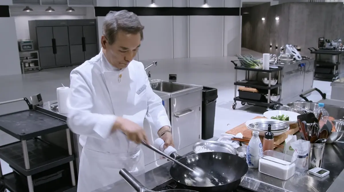 侯德竹在《흑백요리사2》第4集中于大火灶台前翻炒中餐料理