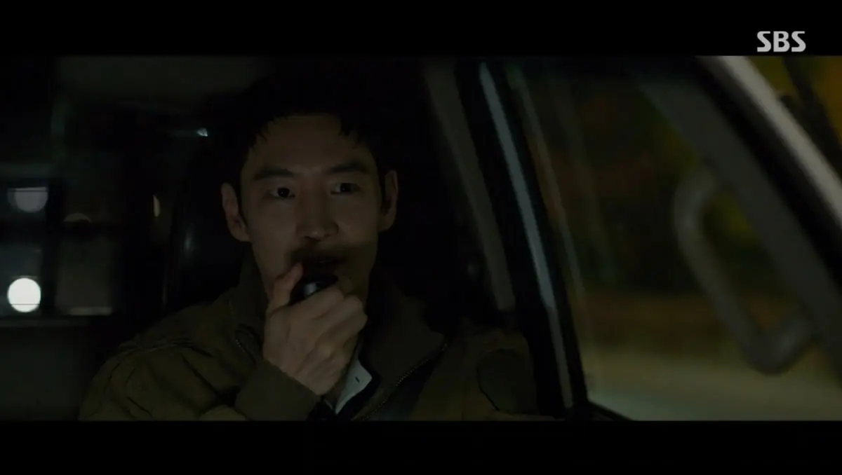 《模范出租车3》中金道奇站在夕阳下结束5283号出租车最后一次运行的画面