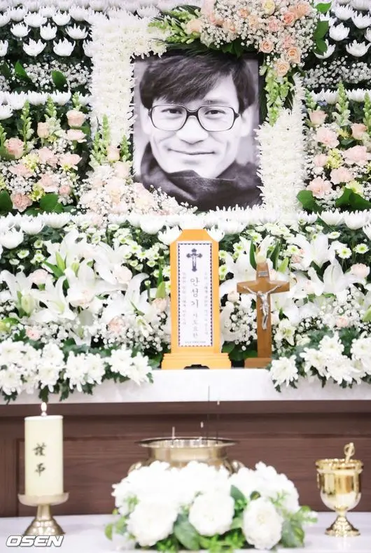 歌手赵容弼前往安圣基灵堂吊唁,神情悲痛回忆60年友情