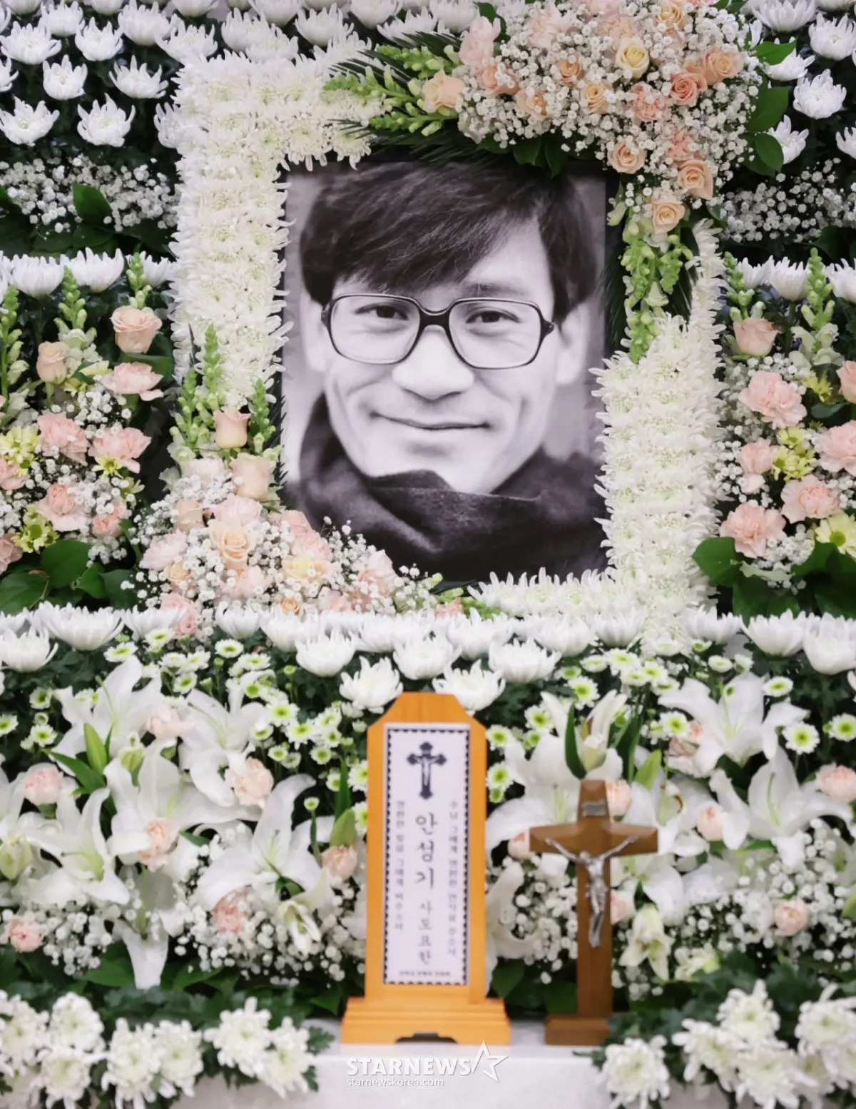李尚敏深情悼念安圣基：他是陪伴我从童年到中年的国民影帝，那抹慈祥微笑永生难忘
