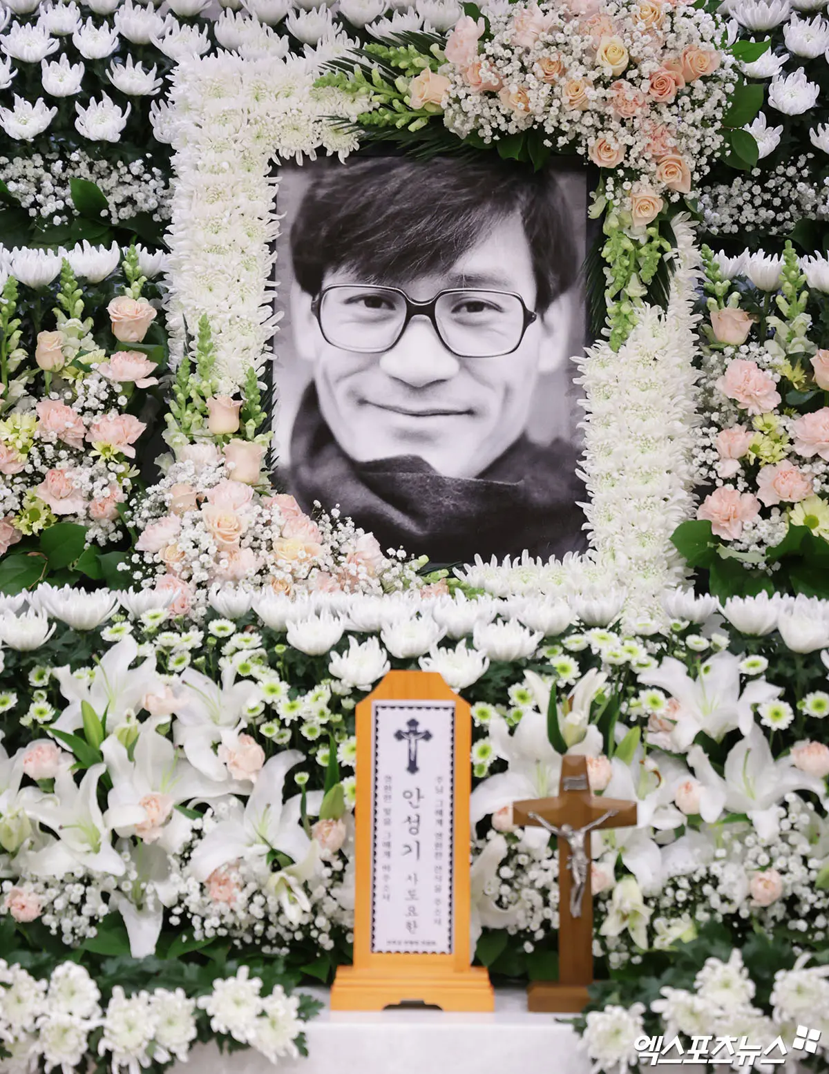 演艺界后辈与粉丝在社交媒体悼念安圣基