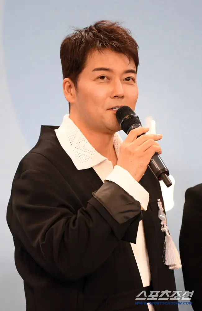 全炫茂在综艺节目中自信展示手掌中清晰的M字财运纹路，声称这是富人的标志
