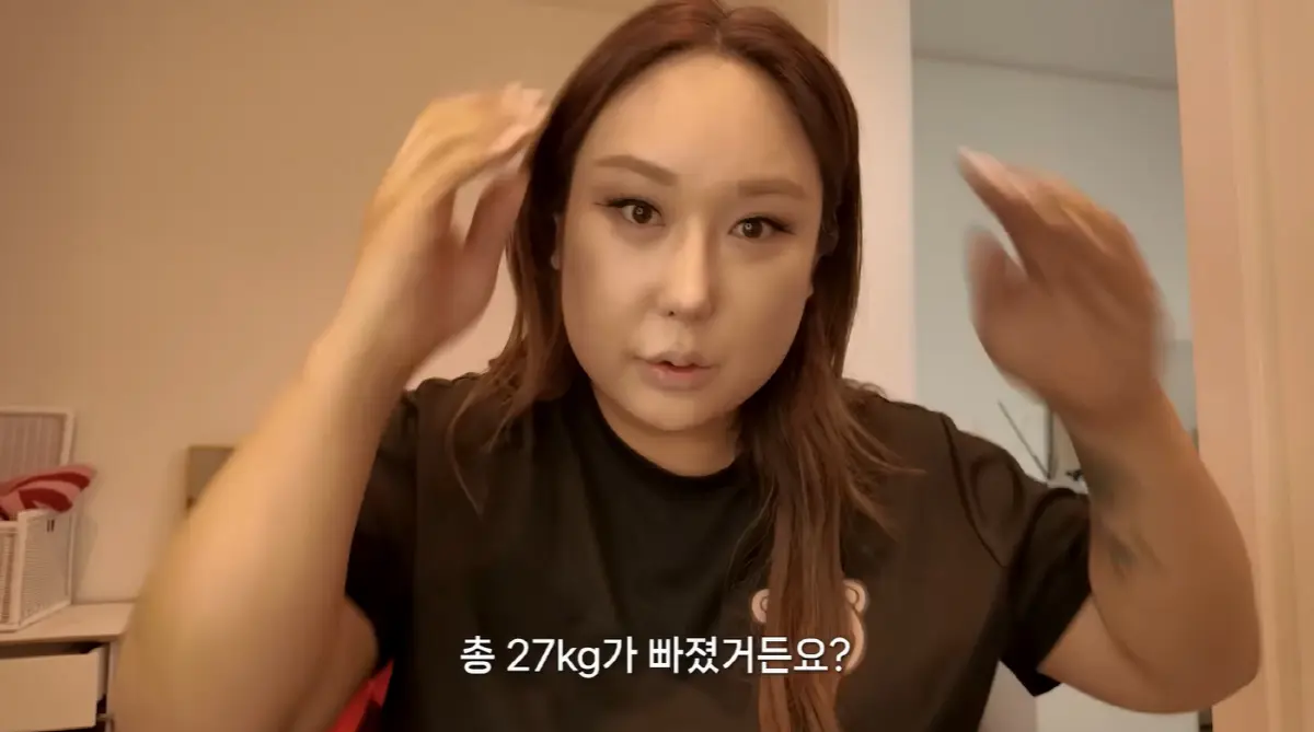 韩国综艺人Pungja在直播中认真倾听粉丝关于婚后体重增加的苦恼