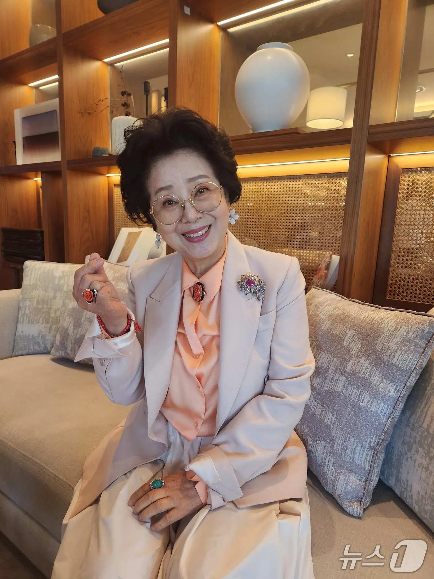鲜于龙女身穿粉色礼服展现自信笑容,挑战YouTuber新身份