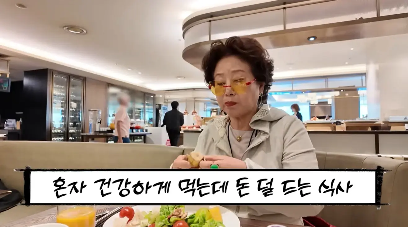 鲜于龙女通过YouTube与年轻一代积极互动,打破年龄隔阂