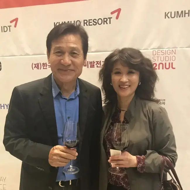 歌手权珍媛在社交媒体上发布与已故国民影帝安圣基生前的合影,以此表达哀悼之情