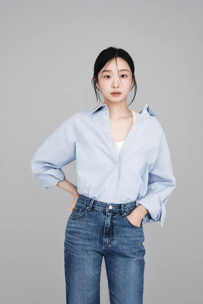 金多美在Netflix电影《大洪水》中饰演在灾难中保护孩子的母亲