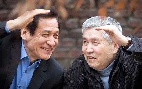 91岁名导林权泽泪别74岁安圣基：看着遗照感叹“我也快随你去了”