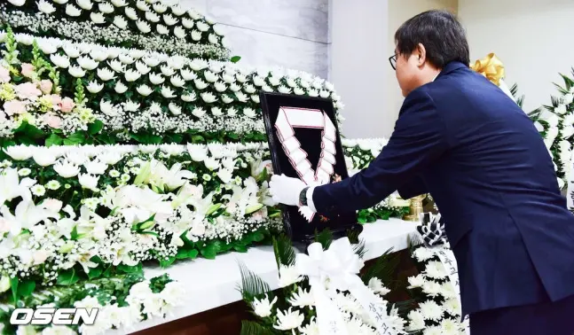 安圣基葬礼相关日程安排及韩国电影界人士送别场景