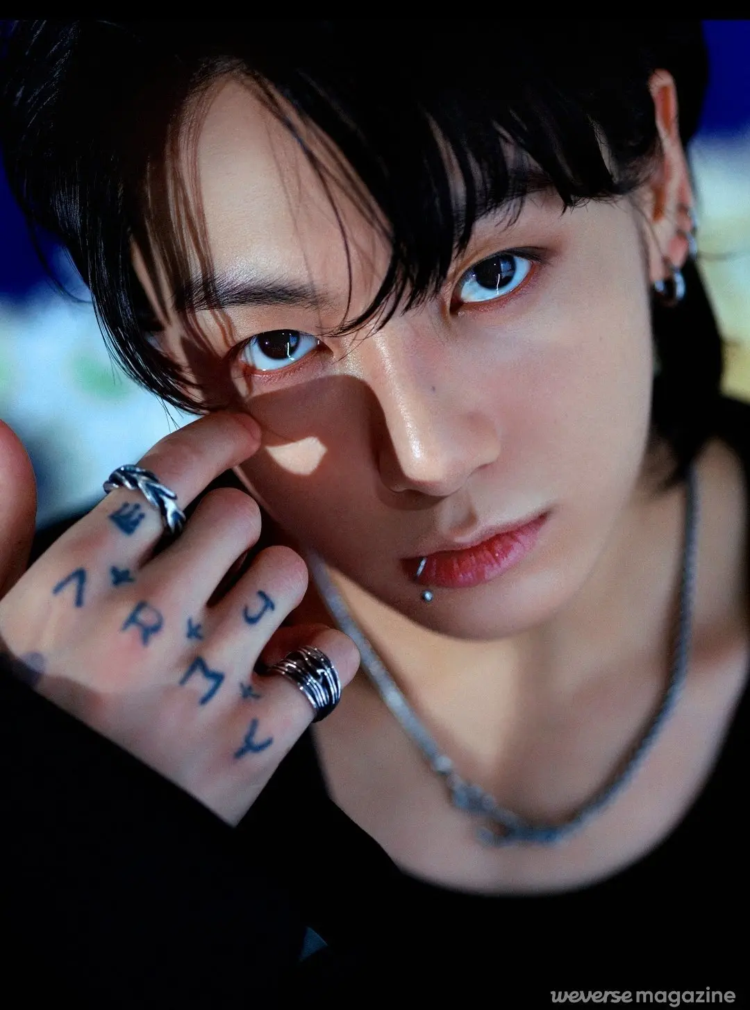 BTS柾国Jungkook在舞台上深情演唱的特写镜头