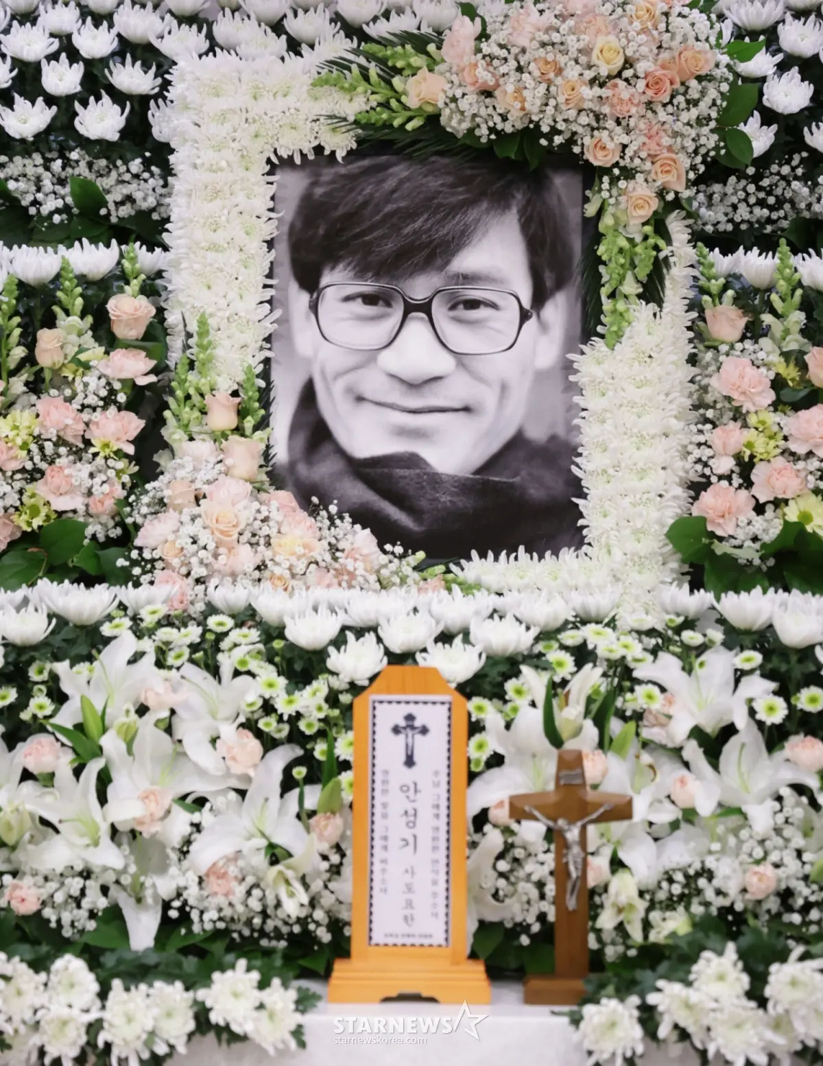 韩国影坛巨星陨落：赵容弼含泪诀别60年挚友，李政宰郑雨盛守灵送行