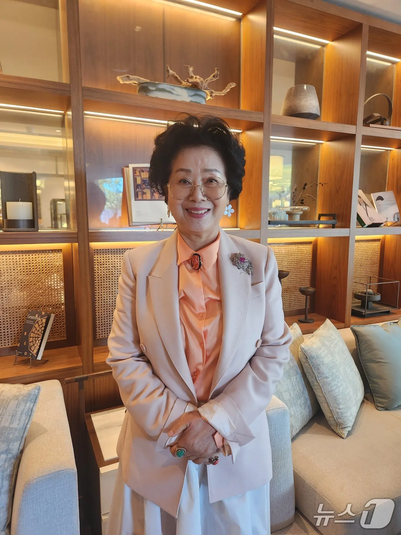 81岁演员鲜于龙女接受专访,分享作为高龄YouTuber的心得