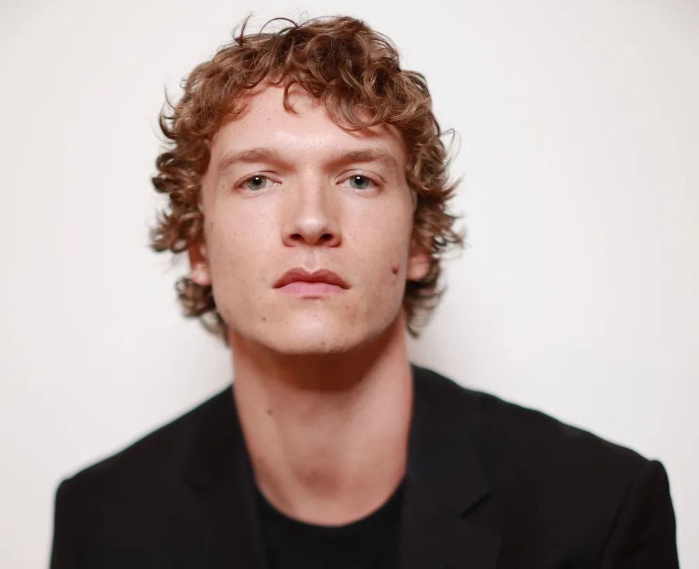 Connor Storrie在《炽热对决》中饰演Ilya Rozanov的剧照