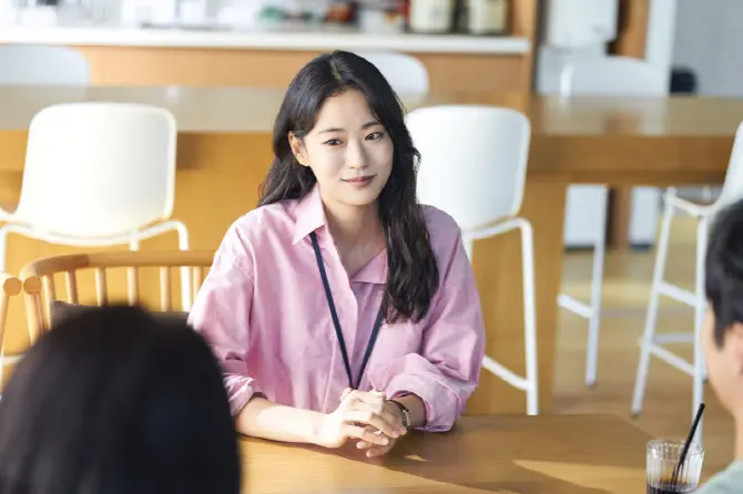 福士苍汰饰演的希罗在红毯上绅士地搀扶着女主角,引发剧情猜想