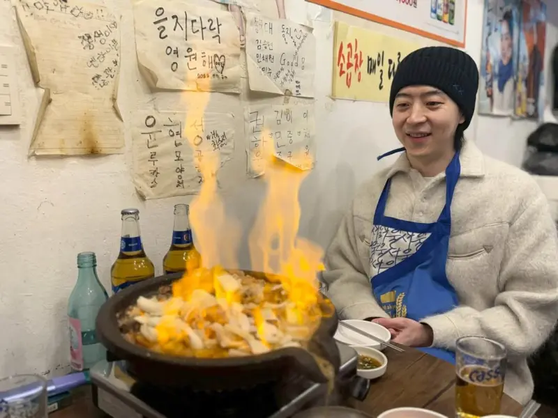 朴有天时隔5年重返韩国：戴针织帽吃烤肠，感叹昔日回忆与未来