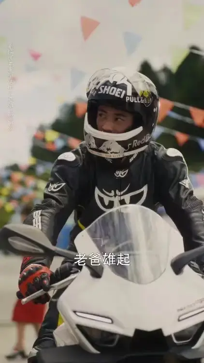 方言短剧《铁骑逐风》凭1.2亿曝光量强势破圈，还原90年代重庆摩托车产业崛起史，以现实主义题材和硬核技术情怀打破行业同质化，获新华社点名表扬。