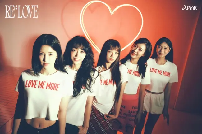 Apink Love Me More舞台表演精彩瞬间,优雅舞姿诠释冬日感性