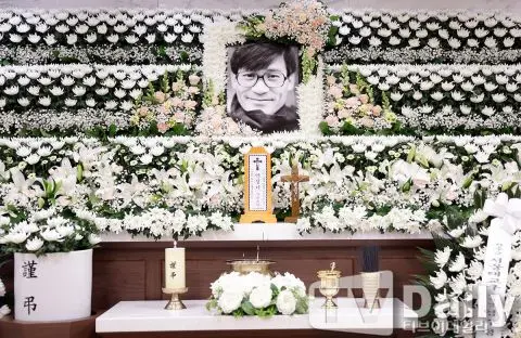 韩国国民演员安圣基灵堂现场遗照，气氛庄严肃穆