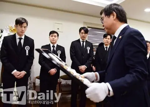 郑雨盛和李政宰在灵堂接待宾客并照顾家属细节