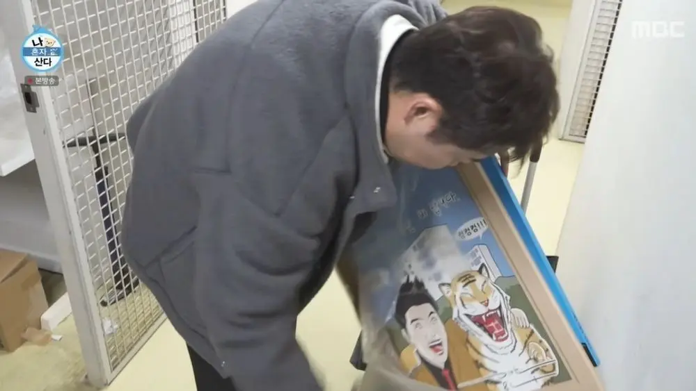 安宰贤在节目中展现优越身型，被全炫茂称赞如漫画主角