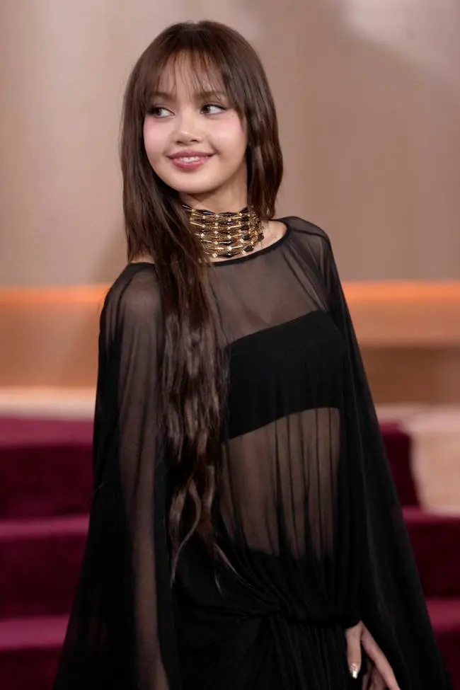 2026第83届金球奖红毯直击:Lisa惊喜现身比弗利山庄,K-pop女王造型引关注