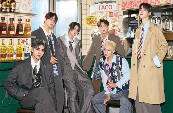 K-POP男团WAKER全员合影，展示新专辑《LiKE THAT》宣传造型与团队风采