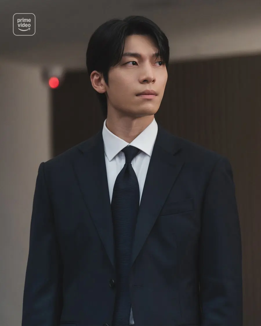 魏河俊饰演的调查员车宇硕正在专注分析案件线索,接到神秘举报电话后神情凝重