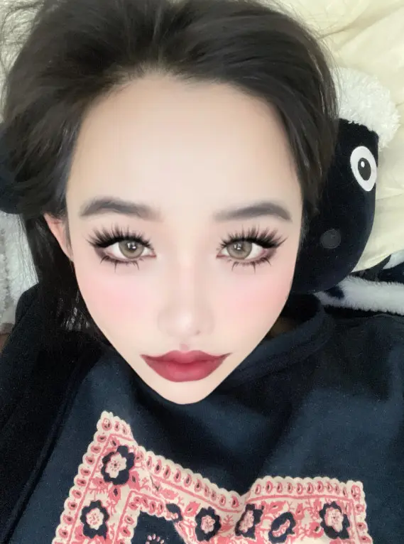朴春久违更新近况晒香奈儿新口红，居家躺拍也不忘精致全妆