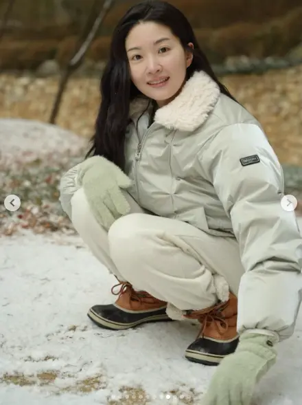神话Jun Jin妻子柳亦瑞雪地素颜照公开，象牙白羽绒服穿出清纯高级感