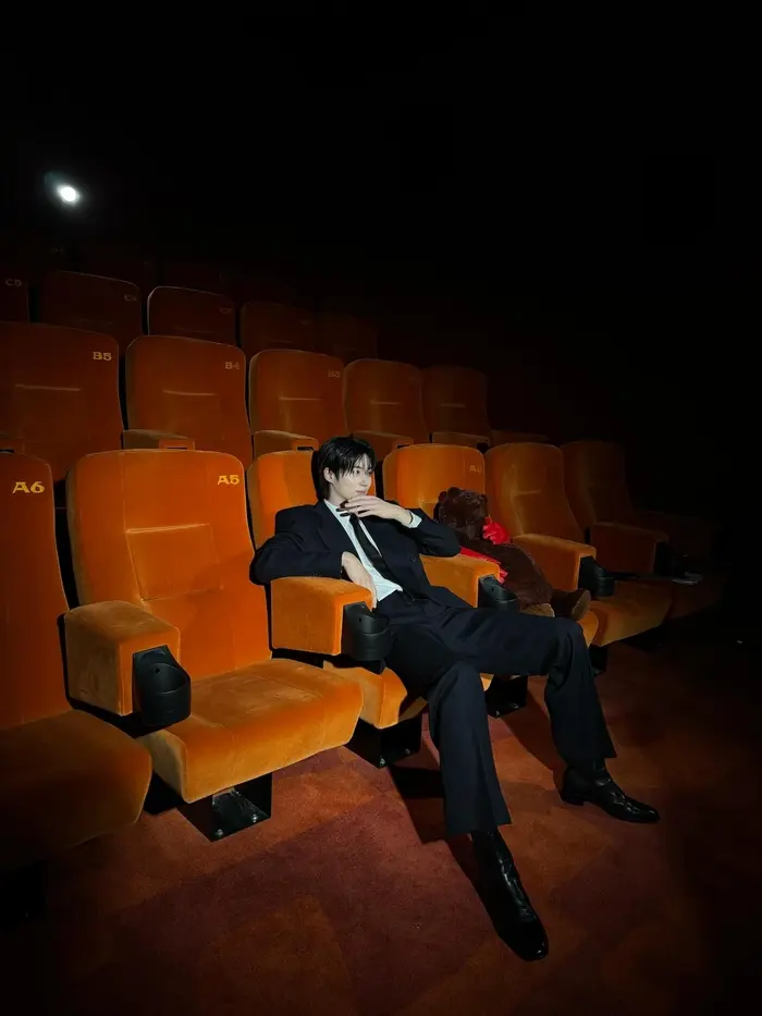 边佑锡将3D眼镜戴在后脑勺上的调皮背影特写