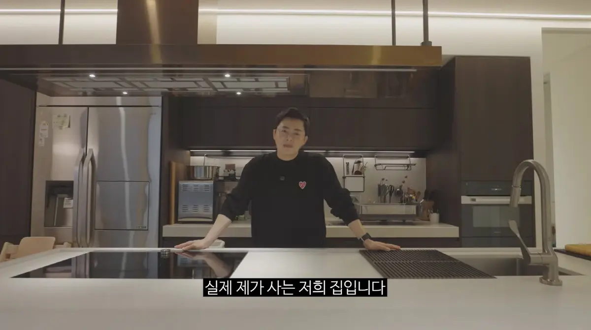 曹政奭在YouTube视频中首次公开自家豪宅客厅，神情略显紧张地向观众打招呼