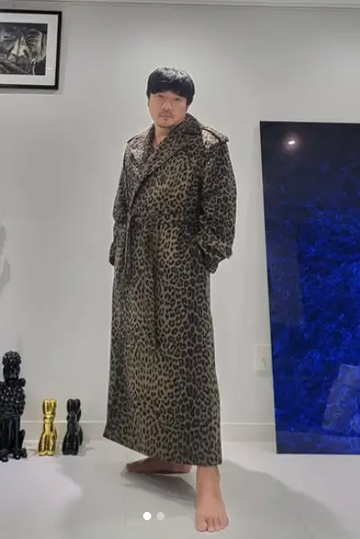 裴起成站在巴黎埃菲尔铁塔前,身穿黑色西装展示减肥成功后的侧脸下颌线