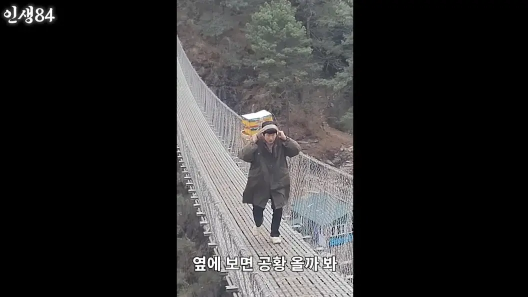 三人在釜山塔前合影留念,对比尼泊尔博卡拉