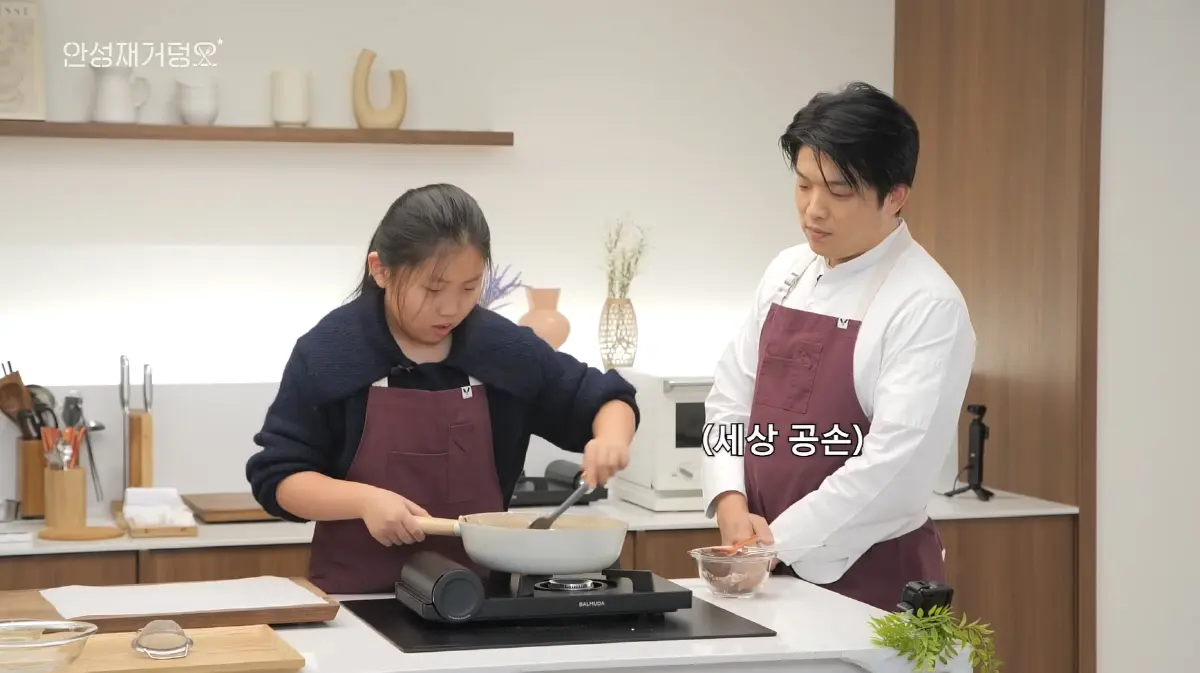 安成宰面对镜头解释第一次制作迪拜软曲奇失败的原因,表情无奈