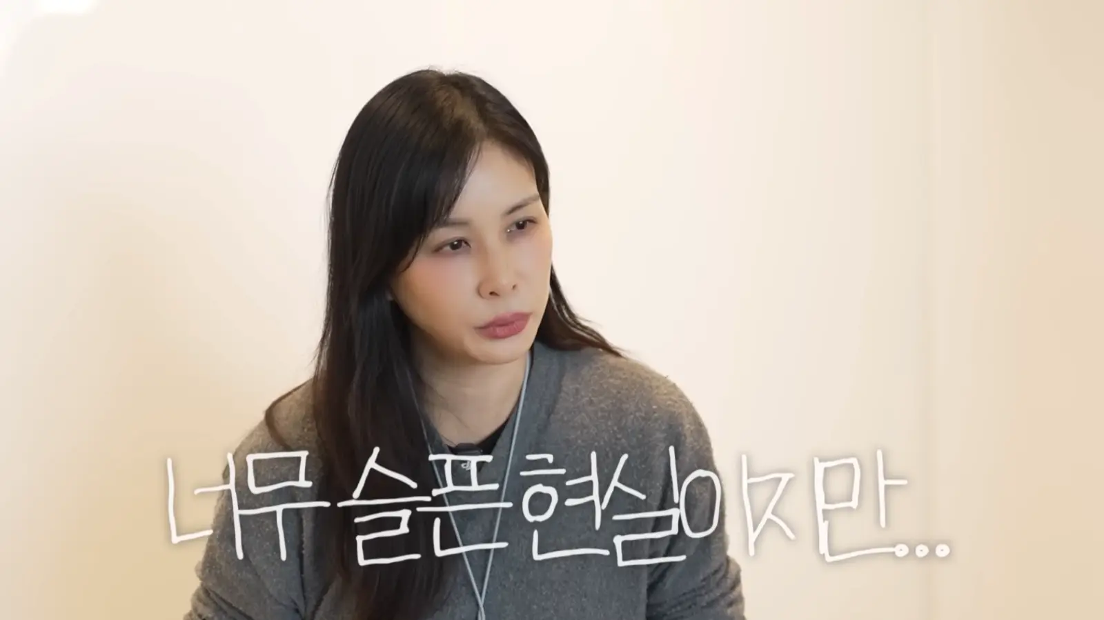 高素荣YouTube坦诚面对衰老：老花镜成“文身”单品，放弃昂贵珠宝只求舒适