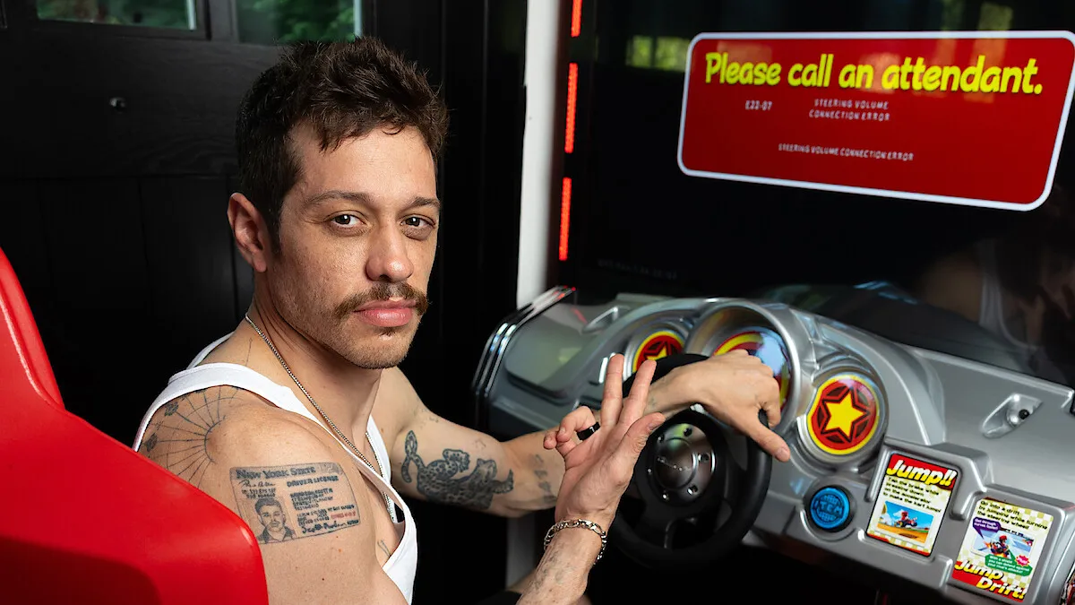 皮特·戴维森在Netflix新视频播客节目The Pete Davidson Show中的宣传照
