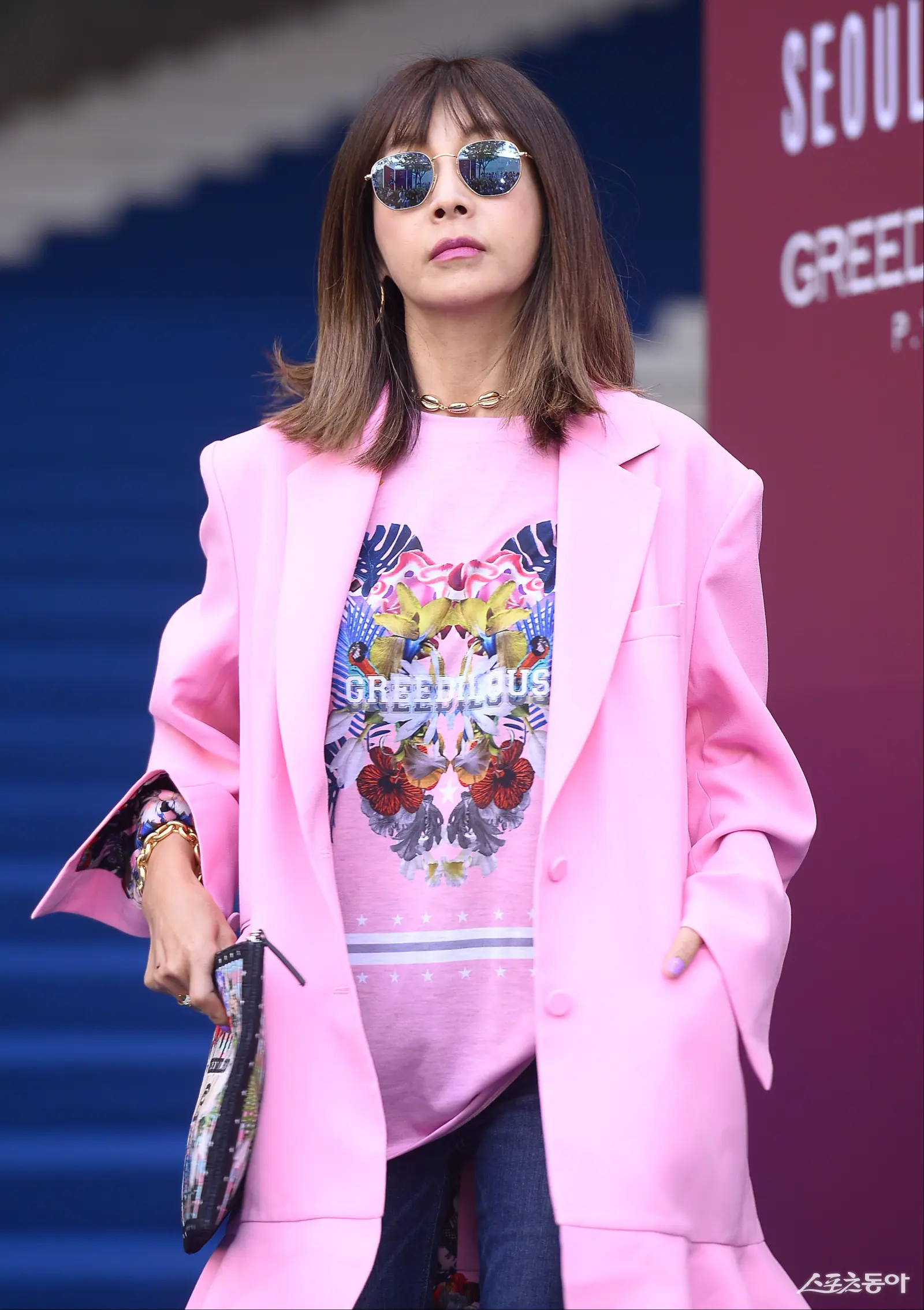 演员黄新惠与张允贞做客KBS综艺《屋塔房的问题儿们》,畅谈演艺圈颜值话题