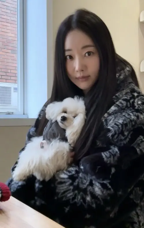 46岁韩国女演员金莎朗SNS晒居家照,怀抱宠物犬展现清透美肌与冻龄颜值
