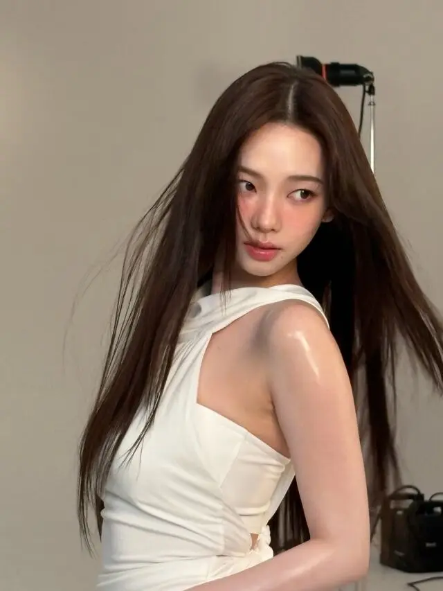 Karina正面全身照展示紧身针织裙勾勒出的S型腰臀曲线，无一丝赘肉