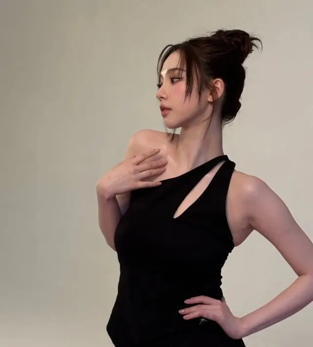 Karina近距离面部特写，展现精致五官和高贵优雅的气质