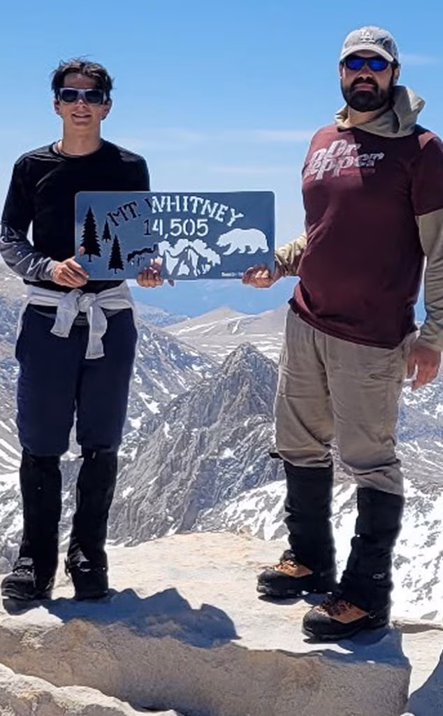 赞恩·瓦赫在惠特尼峰徒步旅行