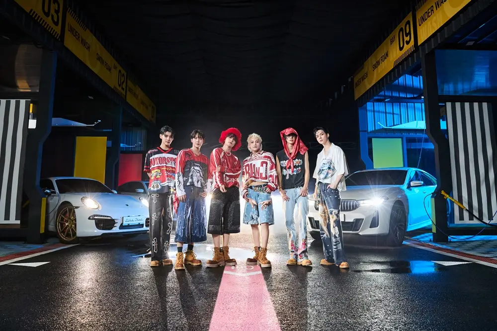 WAKER组合在舞台上表演新曲LiKE THAT,展现整齐刀群舞与表情演技